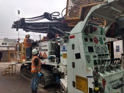 tecnicos-en-reparacion-de-motor-de-maquinaria-pesada